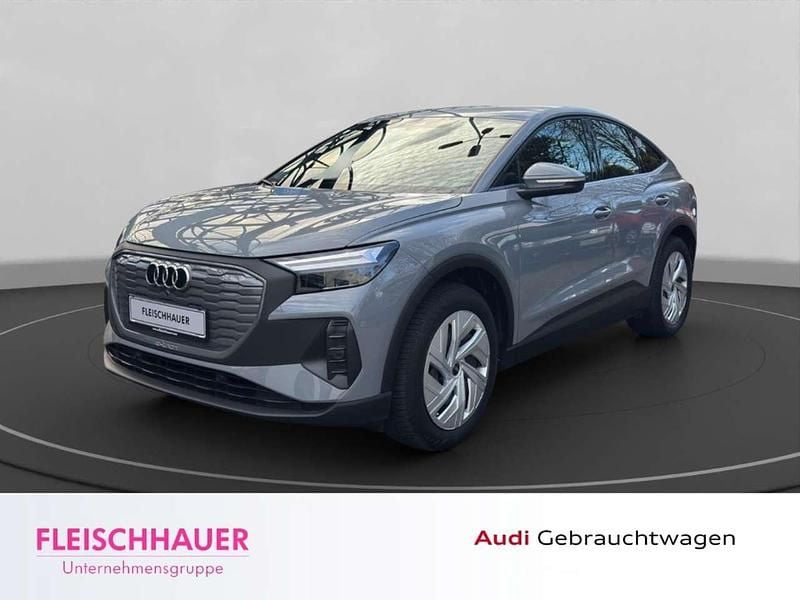 Grau Gebraucht 2022 Audi Q4 Sportback e-tron Basis SUV | 24.470 € (Superpreis) - Bild 1/4