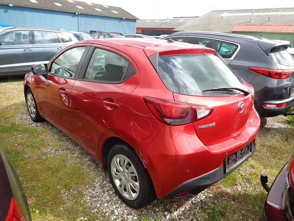 Używany Mazda 2 Center-Line 90 KM (66 kW) 2015 Czerwony Sedan/Limuzyna