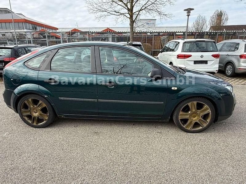 Gebraucht Ford Focus Trend 116 PS (85 kW) 2005 Grün Limousine