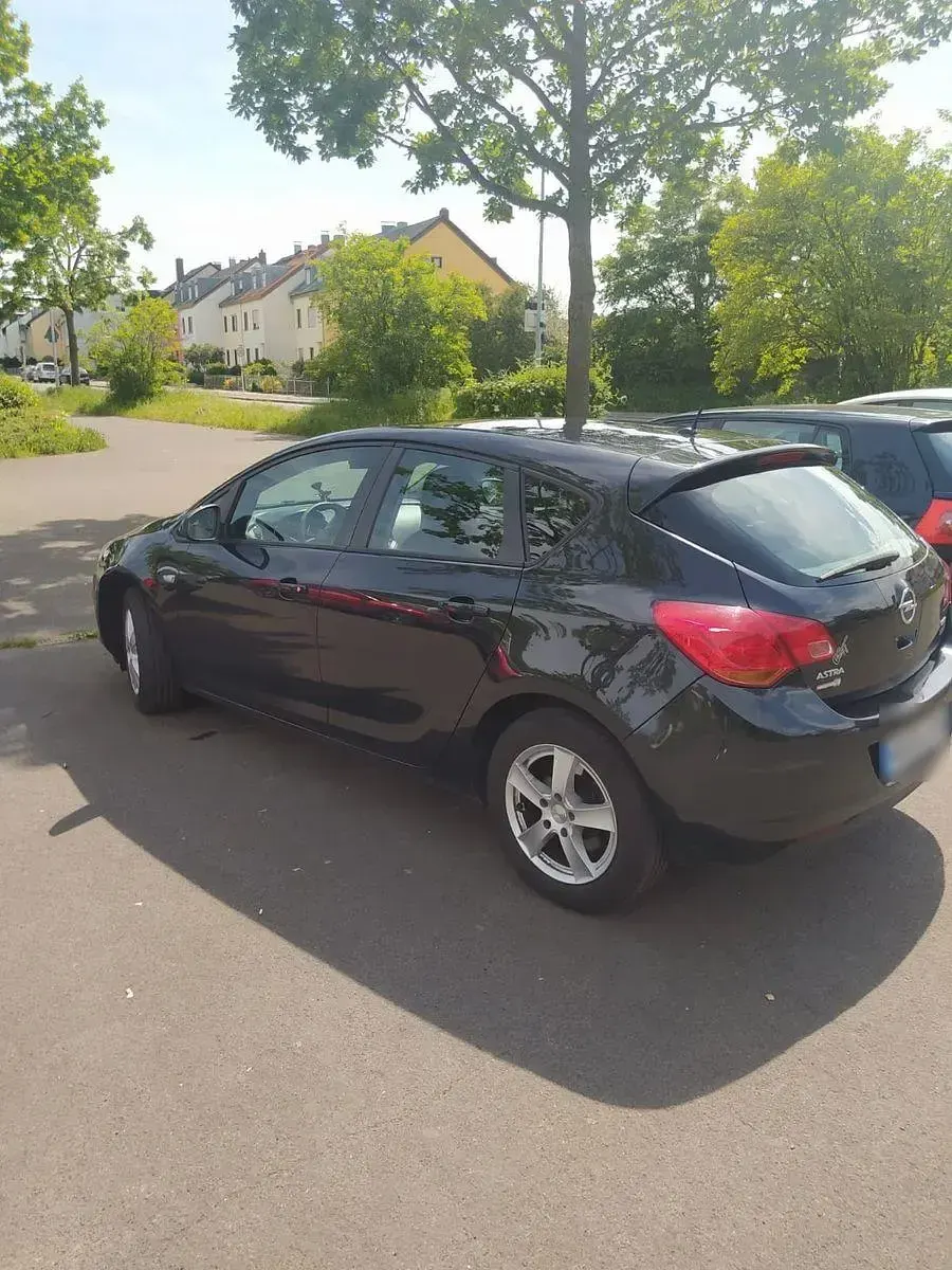 Gebraucht Opel Astra 110 PS (80 kW) 2012 Schwarz Limousine
