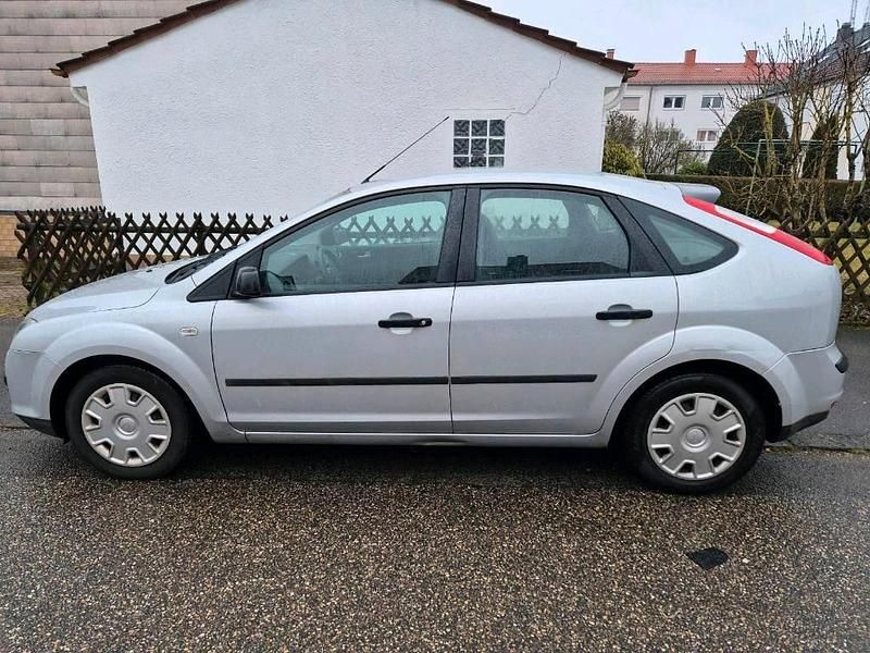 Second-hand Ford Focus 101 CP (74 kW) 2005 Argintiu Berlinǎ