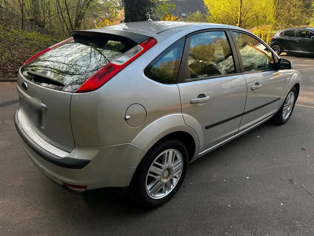 Używany Ford Focus 101 KM (74 kW) 2007 Srebrny Sedan/Limuzyna