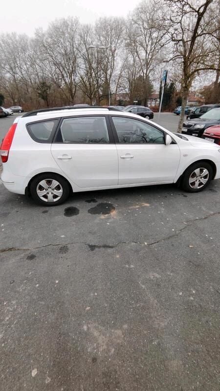 Weiß Gebraucht 2009 Hyundai i30 Kombi | 3.200 € - Bild 1/4