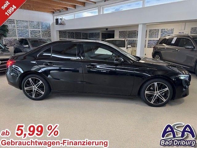 Kosmosschwarzmetallic Gebraucht 2024 Mercedes A200 Night Limousine | 31.990 € (Fairer Preis) - Bild 1/3