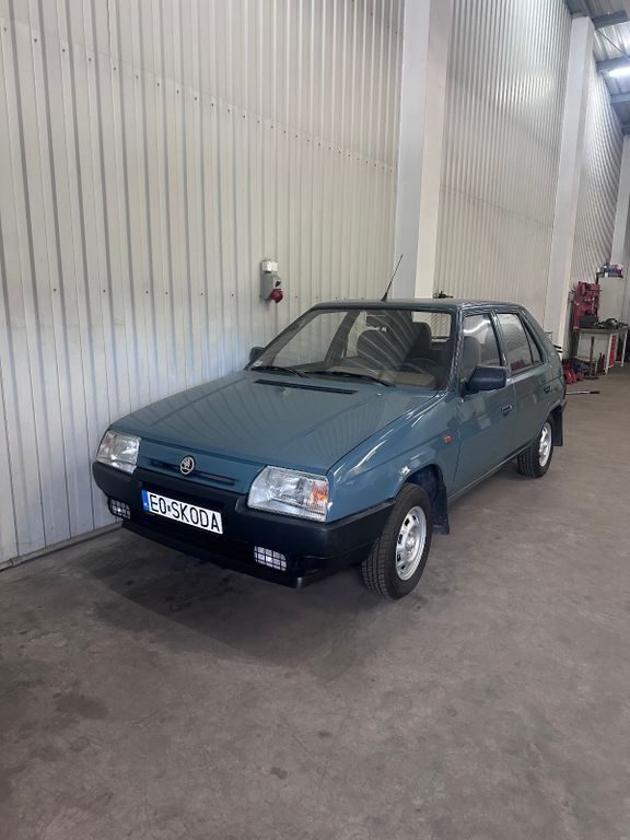 Grün Gebraucht 1992 Skoda Favorit Limousine | 6.150 € - Bild 1/4