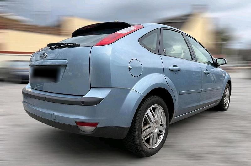 Gebraucht Ford Focus Ghia 101 PS (74 kW) 2005 Blau Limousine
