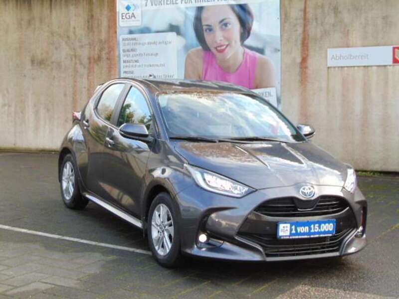 Grau Gebraucht 2023 Toyota Yaris Hybrid Limousine | 19.990 € (Fairer Preis) - Bild 1/4