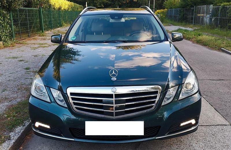 Grün Gebraucht 2011 Mercedes E250 Kombi | 8.499 € (Guter Preis) - Bild 1/4