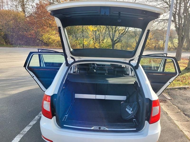 Gebraucht Skoda Superb Elegance 140 PS (102 kW) 2011 Weiß Kombi