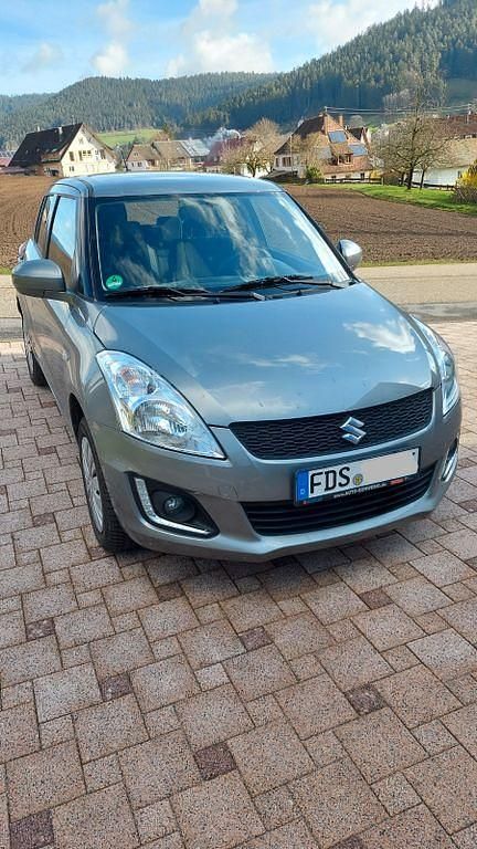 Silber Gebraucht 2015 Suzuki Swift Club Limousine | 8.900 € (Fairer Preis) - Bild 1/4