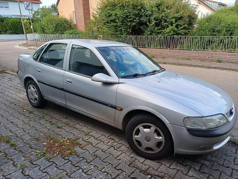 Silber Gebraucht 1996 Opel Vectra Limousine | 1.500 € (Etwas zu teuer) - Bild 1/4
