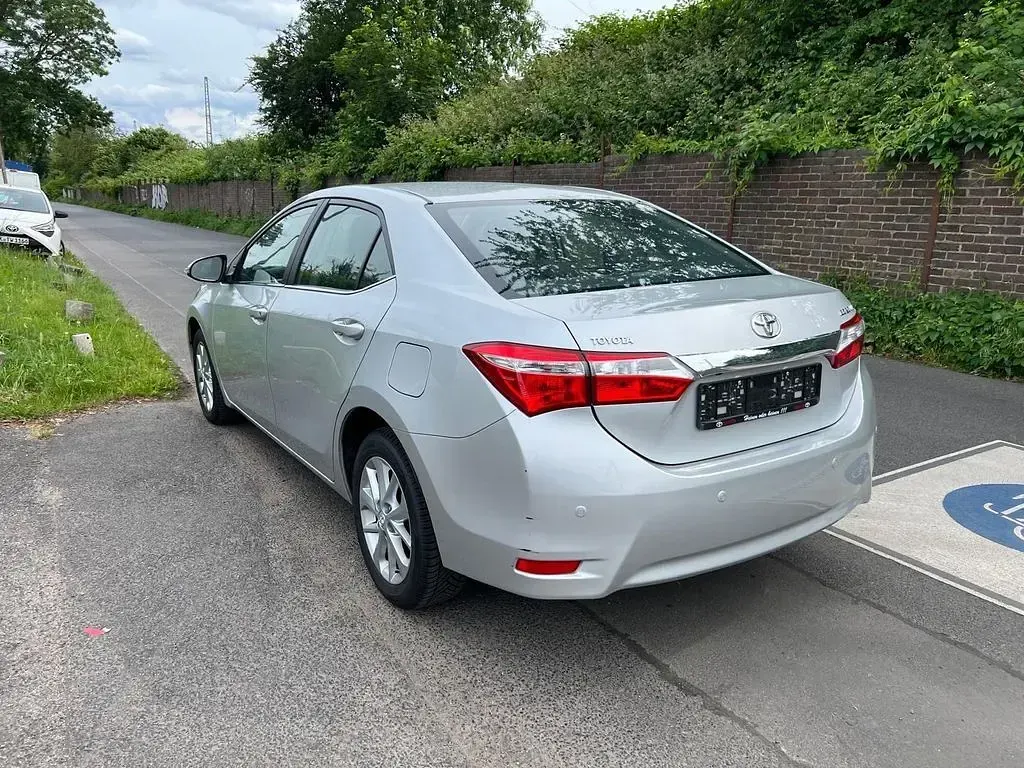 Gebraucht Toyota Corolla Life+ 132 PS (97 kW) 2015 Silber Limousine