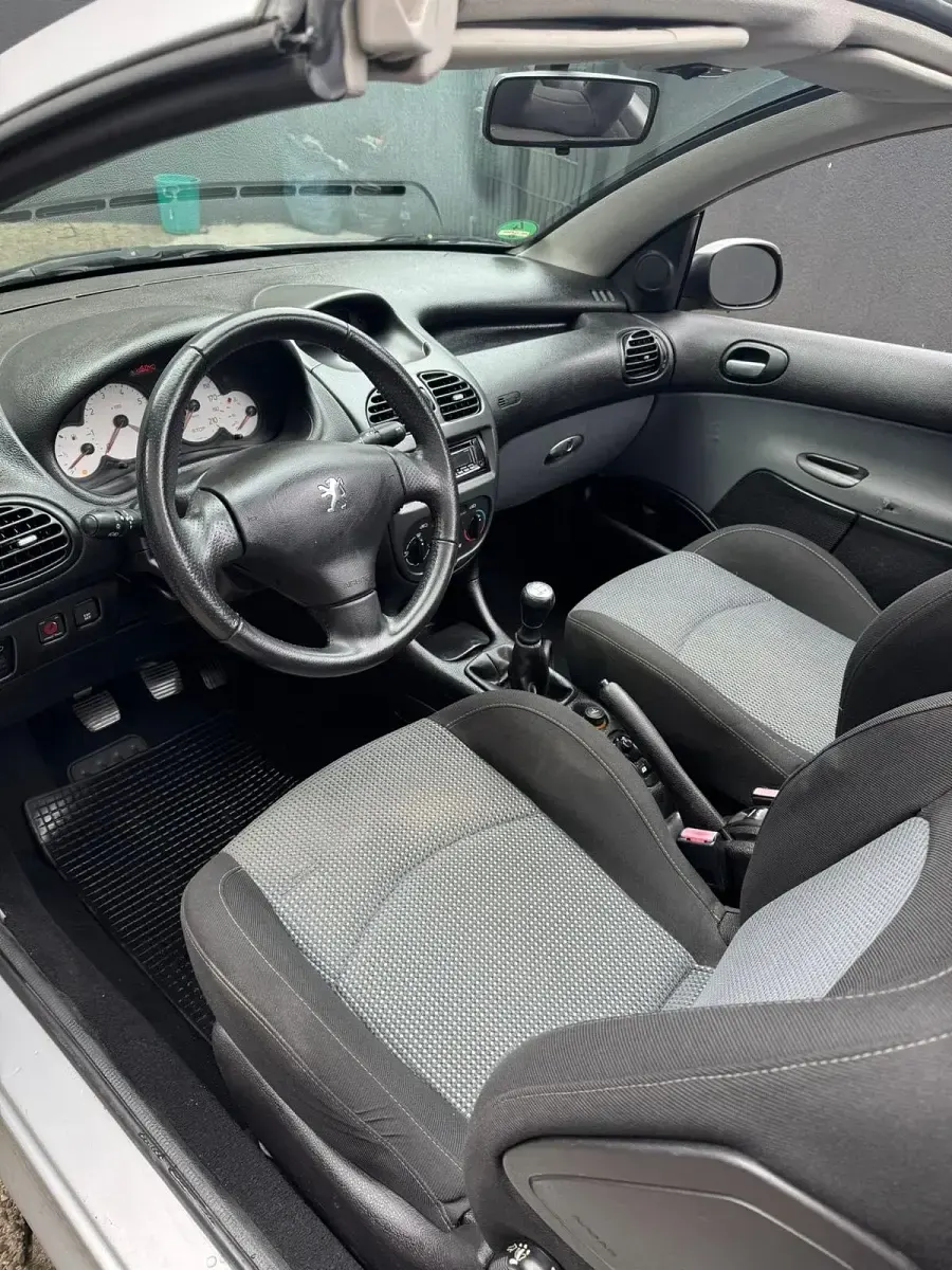 Gebraucht Peugeot 206 CC 109 PS (80 kW) 2004 Silber Cabrio