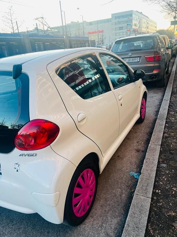 Gebraucht Toyota Aygo 68 PS (50 kW) 2008 Weiß Kleinwagen