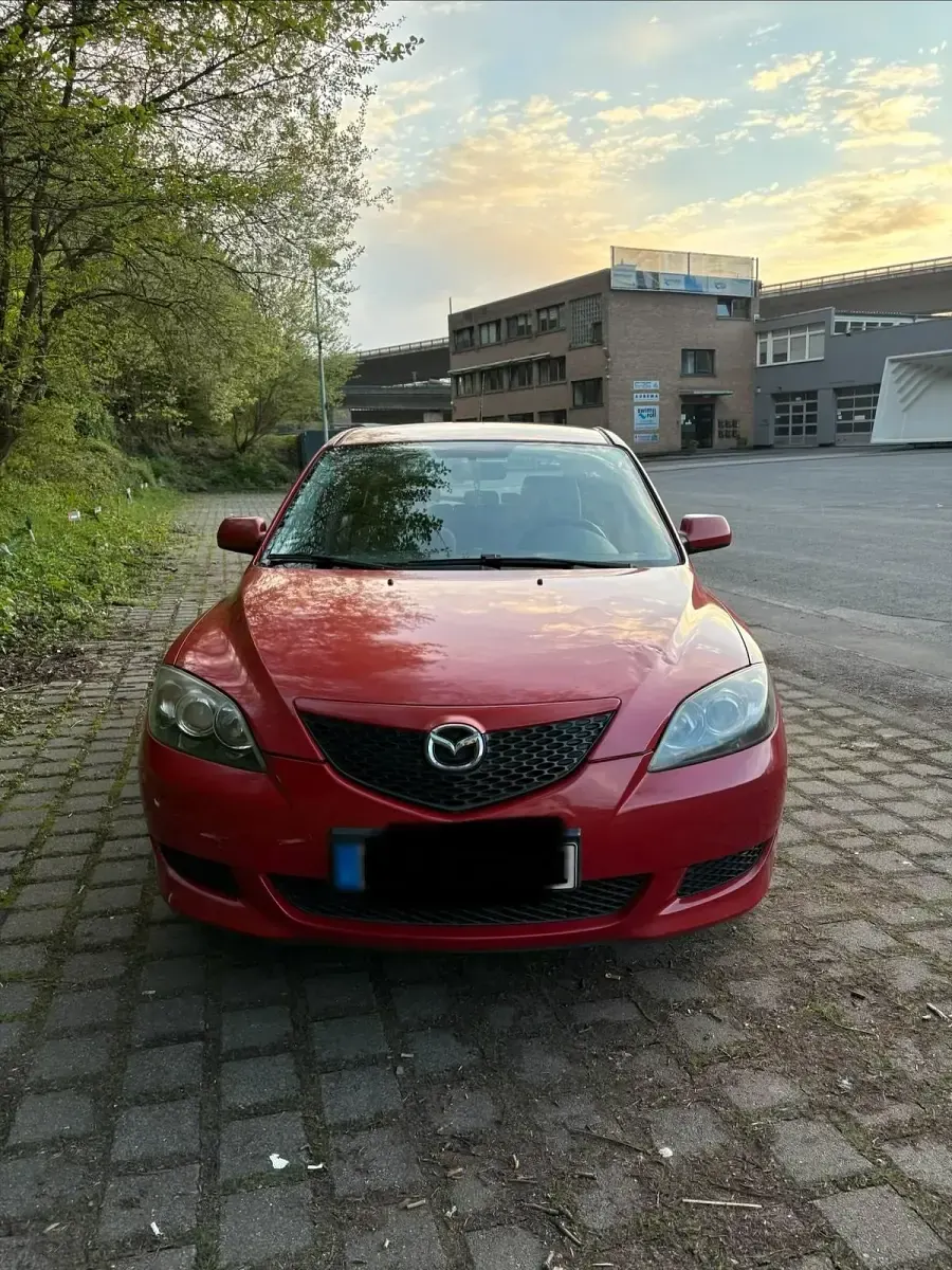 Używany Mazda 3 105 KM (77 kW) 2004 Czerwony Sedan/Limuzyna