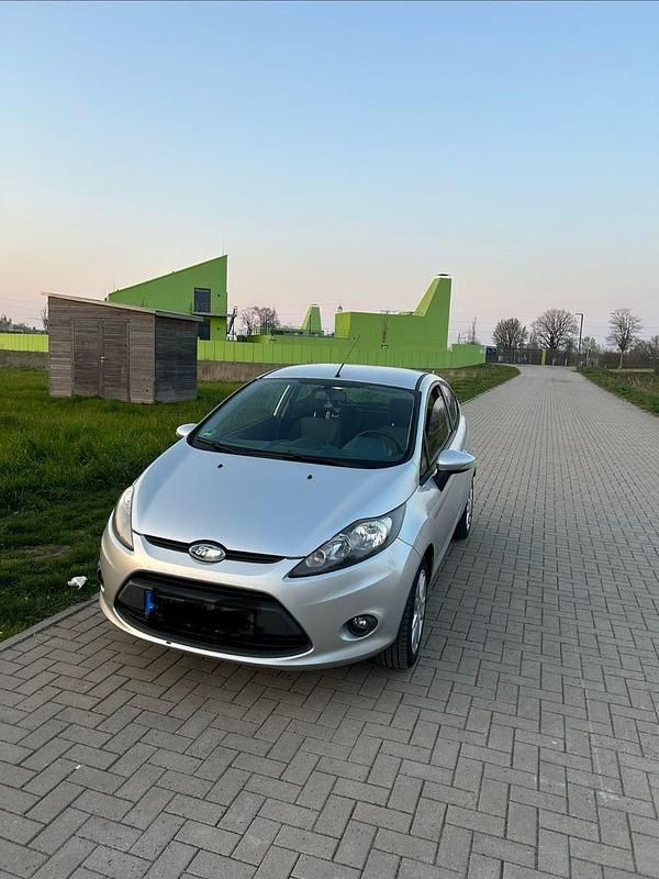 Gebraucht Ford Fiesta Ambiente 82 PS (60 kW) 2010 Silber Kleinwagen