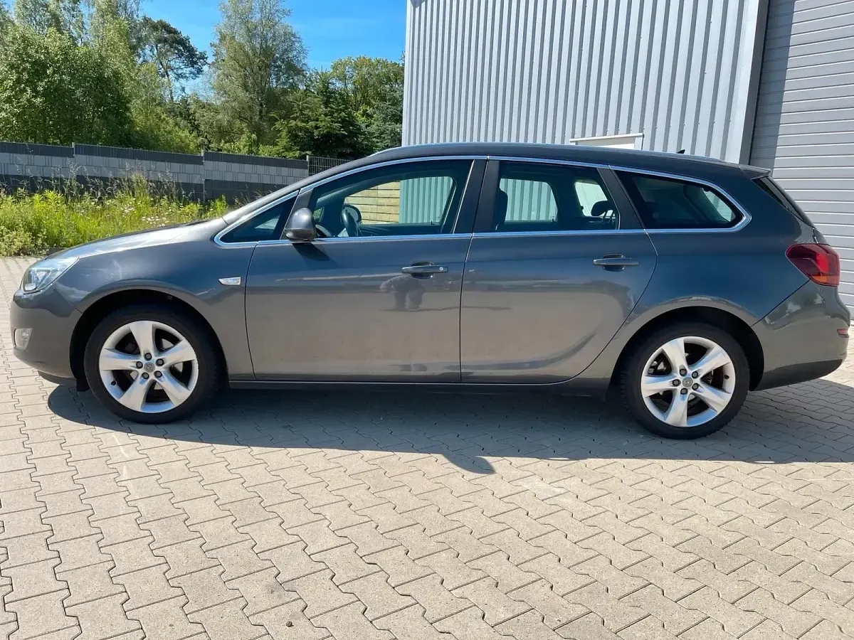 Gebraucht Opel Astra 140 PS (102 kW) 2011 Grau Kombi