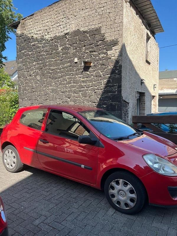 Rot Gebraucht 2006 Renault Clio II Authentique Limousine | 1.400 € (Guter Preis) - Bild 1/4