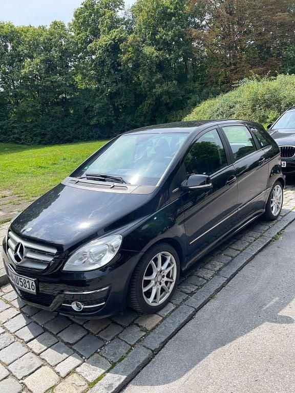 Schwarz Gebraucht 2011 Mercedes B180 Van / Kleinbus | 5.300 € (Guter Preis) - Bild 1/4