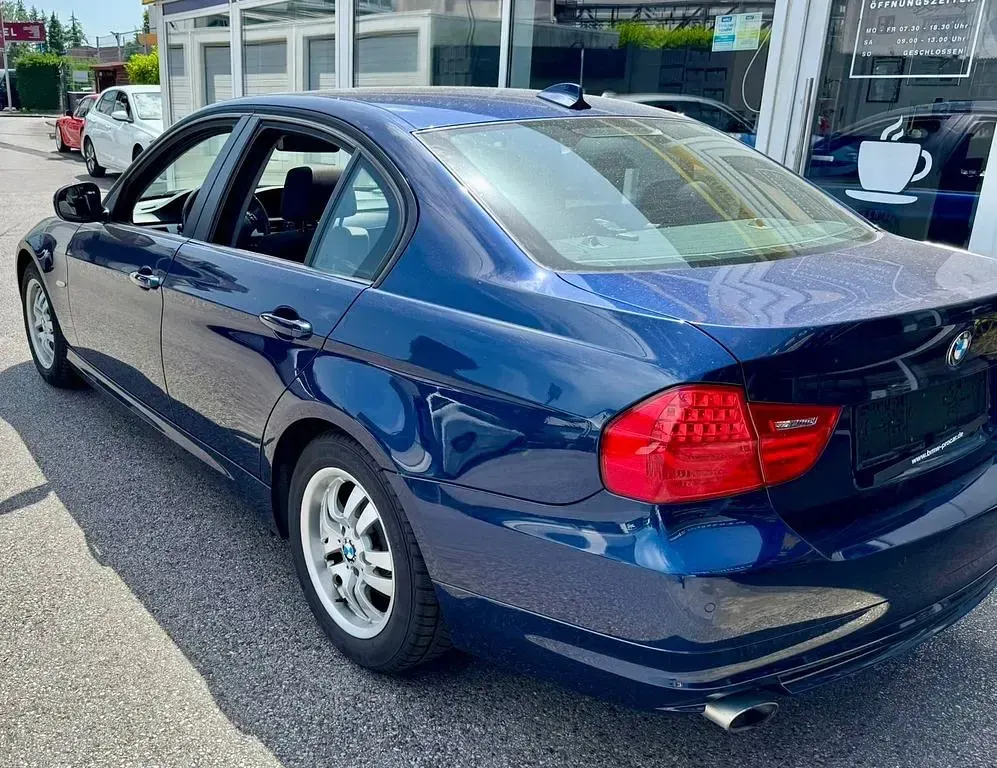 Gebraucht BMW 320 Basis 184 PS (135 kW) 2010 Blau Limousine