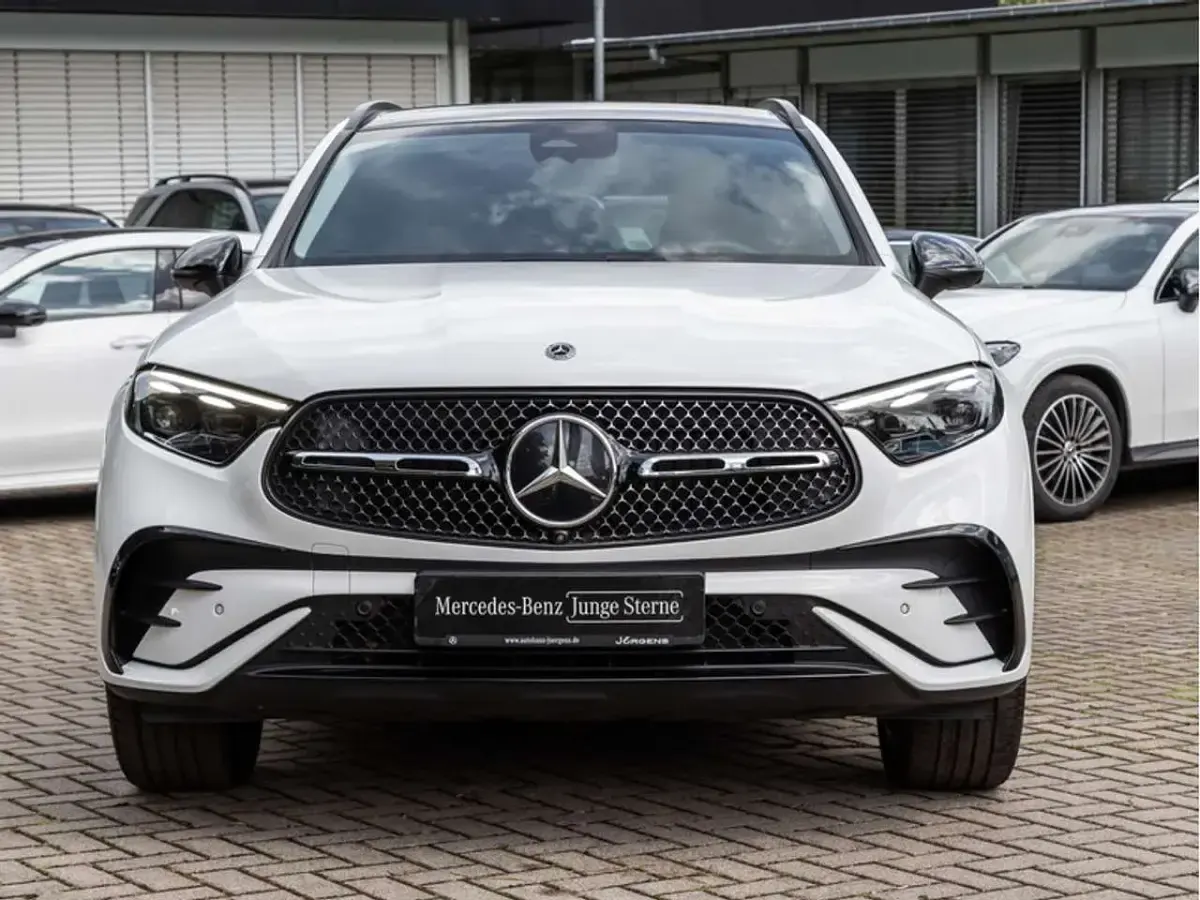 Gebraucht Mercedes GLC300 AMG 269 PS (197 kW) 2025 Unilack polarweiß SUV