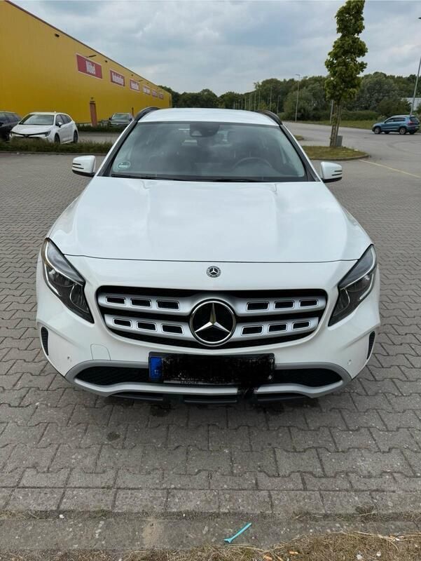 Weiß Gebraucht 2020 Mercedes GLA180 SUV | 21.999 € (Fairer Preis) - Bild 1/4