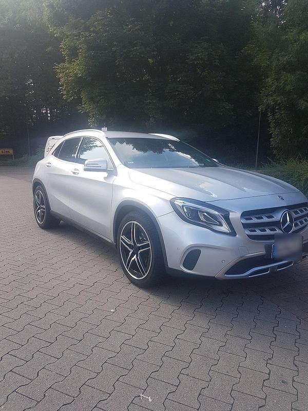 Silber Gebraucht 2019 Mercedes GLA180 Style SUV | 19.999 € (Fairer Preis) - Bild 1/4