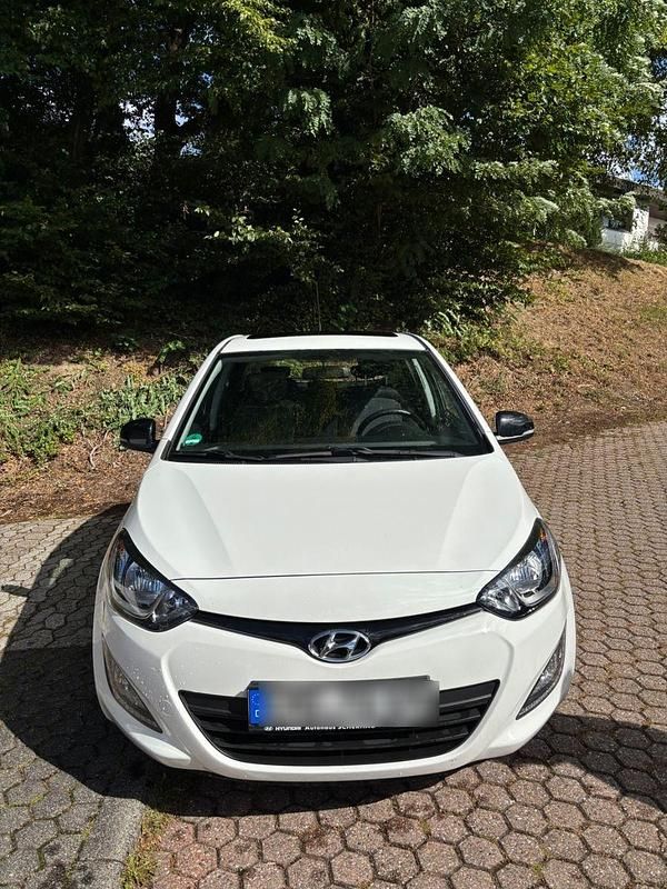 Weiß Gebraucht 2014 Hyundai i20 Style Kleinwagen | 8.950 € (Guter Preis) - Bild 1/4