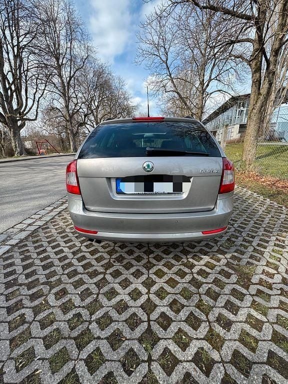 Gebraucht Skoda Octavia Elegance 140 PS (102 kW) 2011 Grau Kombi