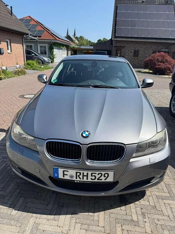 Grau Gebraucht 2011 BMW 318 Limousine | 8.999 € (Etwas zu teuer) - Bild 1/4