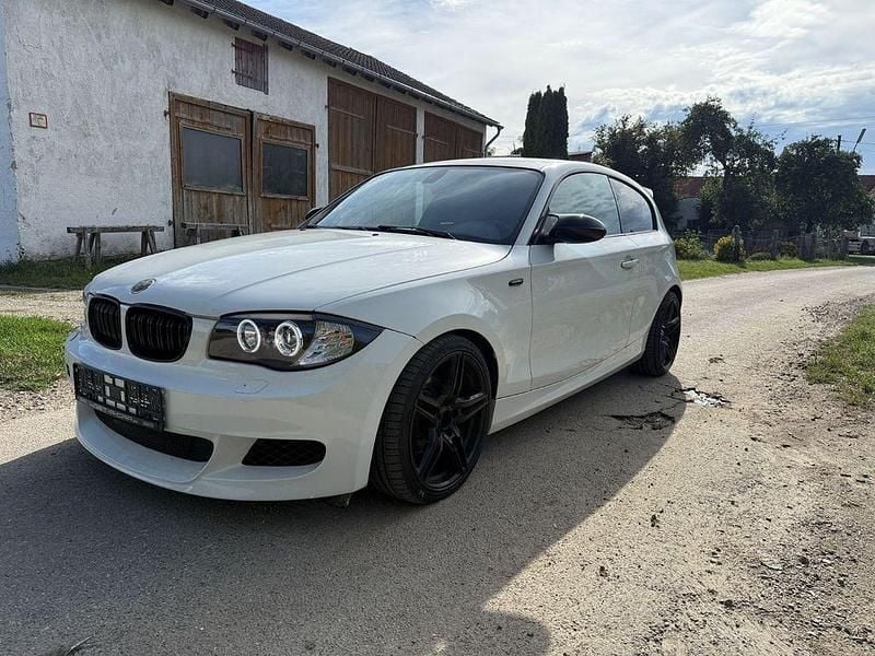 Weiß Gebraucht 2008 BMW 118 M Performance Kleinwagen | 3.980 € (Guter Preis) - Bild 1/4