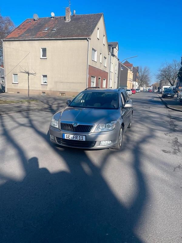 Gold Gebraucht 2013 Skoda Octavia Kombi | 4.200 € (Superpreis) - Bild 1/4