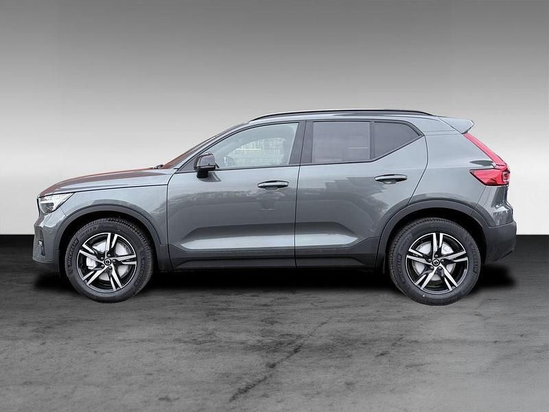 Neu Volvo XC40 Plus 163 PS (119 kW) 2025 Grau SUV