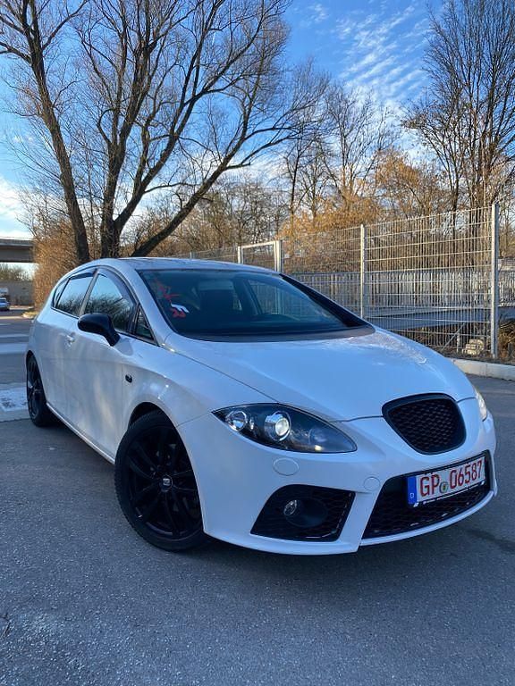 Weiß Gebraucht 2009 Seat Leon FR Limousine | 2.699 € (Superpreis) - Bild 1/4