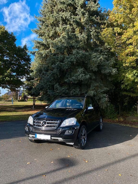 Schwarz Gebraucht 2009 Mercedes ML320 SUV | 11.995 € - Bild 1/4