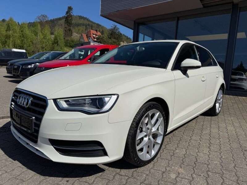 Weiß Gebraucht 2014 Audi A3 Sportback Attraction Limousine | 14.900 € (Guter Preis) - Bild 1/4