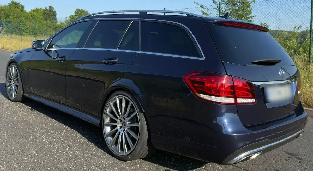 Gebraucht Mercedes E350 AMG line 306 PS (225 kW) 2013 Blau Limousine