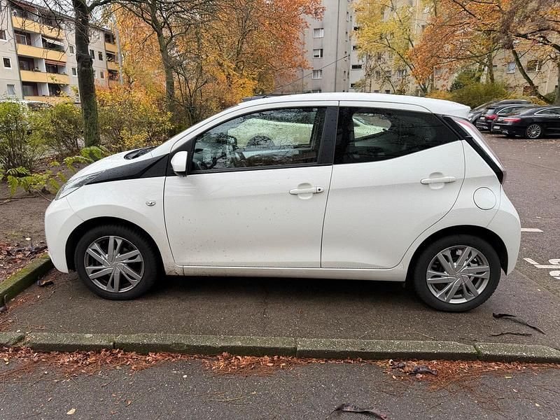 Weiß Gebraucht 2017 Toyota Aygo X-play Kleinwagen | 7.900 € (Guter Preis) - Bild 1/4