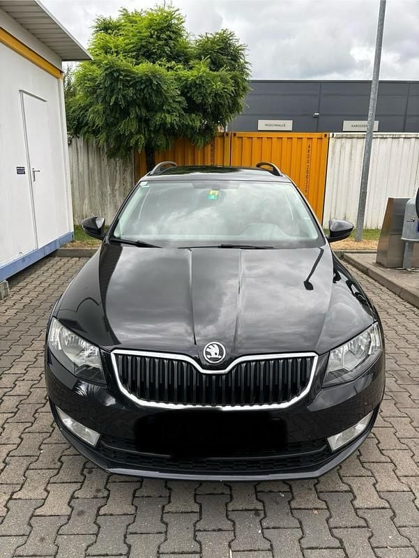 Schwarz Gebraucht 2016 Skoda Octavia Style Kombi | 10.250 € - Bild 1/4