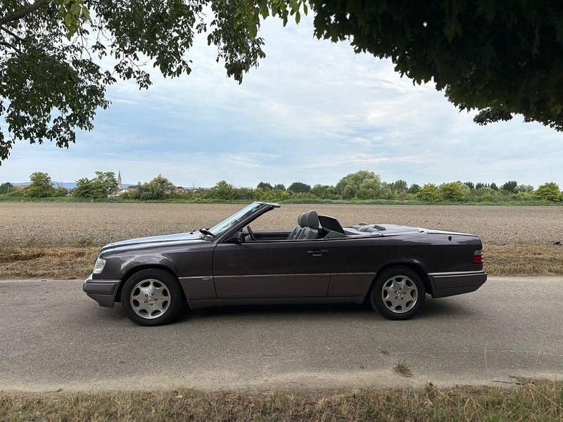 Braun Gebraucht 1994 Mercedes 220 Cabrio | 22.999 € - Bild 1/4