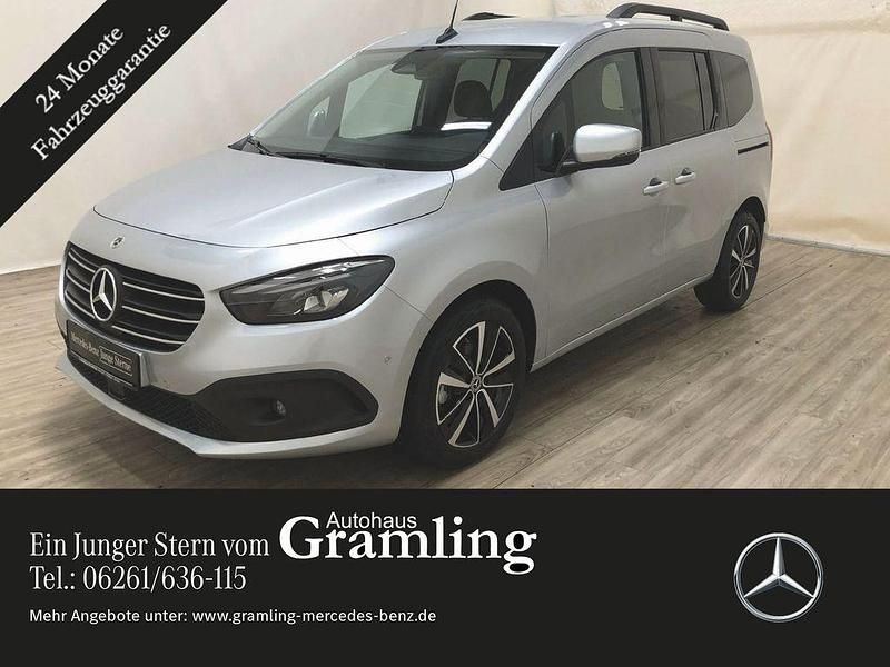 Helvinsilber (metallic) Gebraucht 2024 Mercedes 180 Progressive Limousine | 33.289 € (Teuer) - Bild 1/4