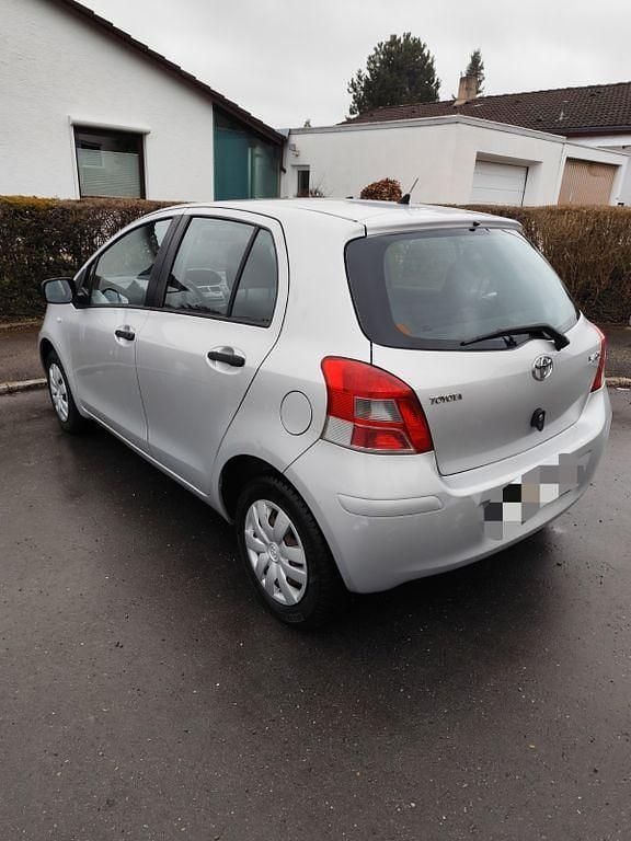 Gebraucht Toyota Yaris Cool 69 PS (50 kW) 2010 Silber Kleinwagen