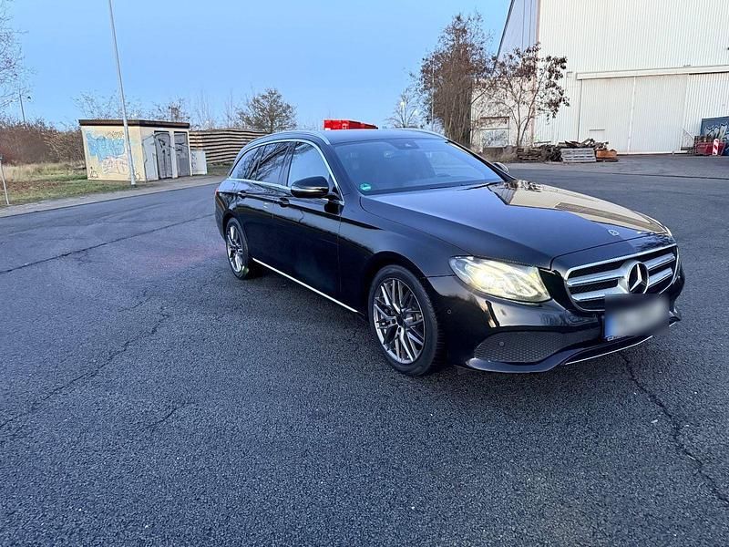 Schwarz Gebraucht 2017 Mercedes E220 Avantgarde Kombi | 18.700 € (Fairer Preis) - Bild 1/4