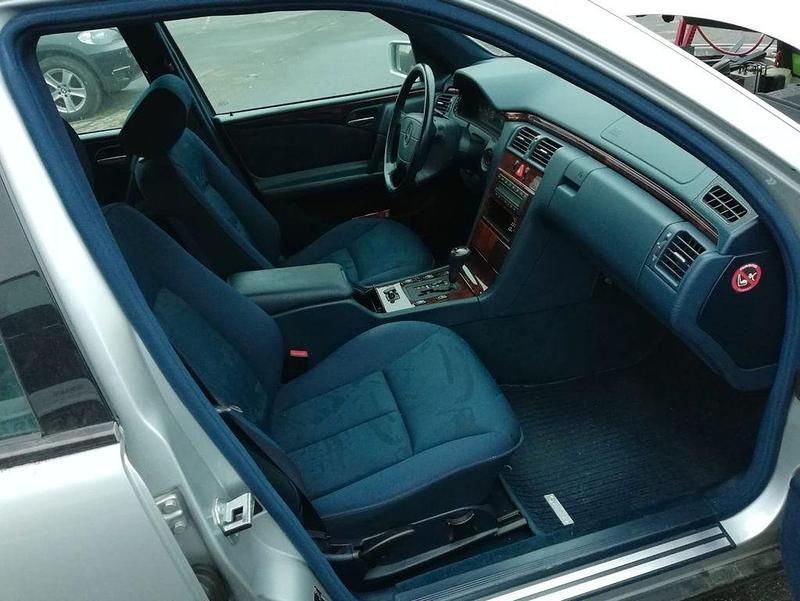 Gebraucht Mercedes E280 Elegance 204 PS (150 kW) 1997 Grau Van / Kleinbus