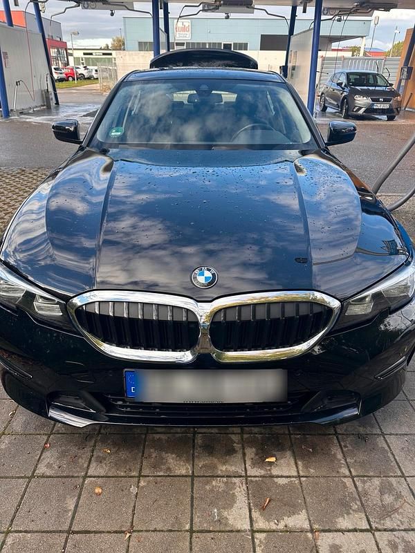 Schwarz Gebraucht 2020 BMW 320e Limousine | 22.450 € (Guter Preis) - Bild 1/4