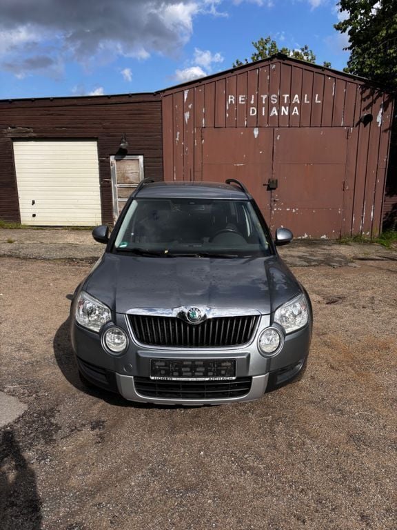 Grau Gebraucht 2011 Skoda Yeti Ambition SUV | 5.250 € (Guter Preis) - Bild 1/4