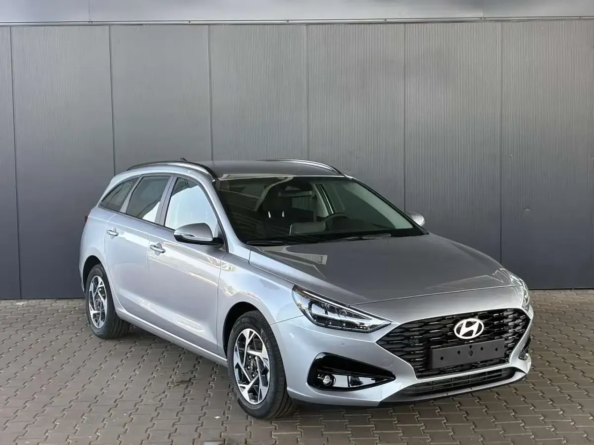 Neu Hyundai i30 Comfort 101 PS (74 kW) 2025 Shimmering silver Kombi