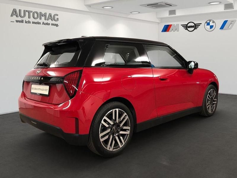 Second-hand Mini Cooper Classic 135 kW (184 CP) 2025 Roșu Hatchback