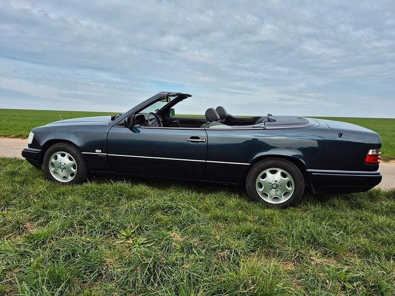 Gebraucht Mercedes E200 Edition 136 PS (100 kW) 1997 Schwarz Cabrio
