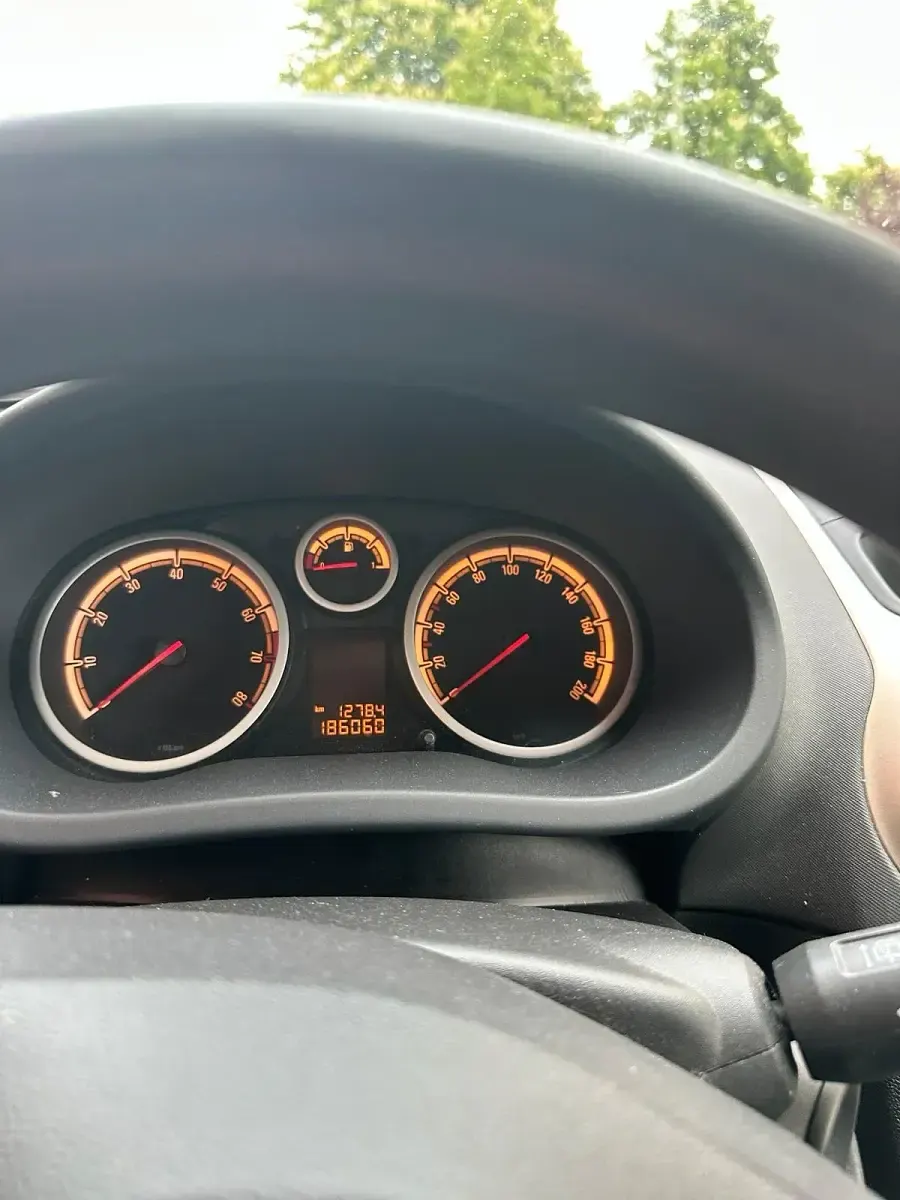 Usado Opel Corsa 80 HP (58 kW) 2007 Prateado Citadino
